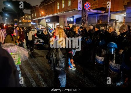 Roma, RM, Italia. 25 novembre 2024. Gli studenti marciano all'interno dell'Università la Sapienza contro le femicidi (104 in Italia nel 2024), contro la violenza, contro il patriarcato e il governo che lo sostiene. Gli studenti portano la protesta fuori dall'università, per le strade pubbliche. La polizia blocca l'accesso all'ospedale universitario. (Credit Image: © Marco di Gianvito/ZUMA Press Wire) SOLO PER USO EDITORIALE! Non per USO commerciale! Crediti: ZUMA Press, Inc./Alamy Live News Foto Stock