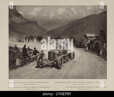 Gara internazionale di automobili sul passo di Klausenpass: Rosenberg su una Mercedes-Compr, 1927. Dal fotografo svizzero Jean Gaberell Portfolio "album of Switzerland" pubblicato negli anni '1920 Foto Stock