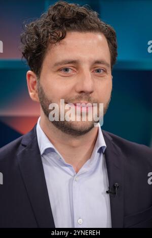 ARD Talkshow Hart aber Fair Felix Banaszak Gruene im Portrait bei der ARD Talkshow Hart aber Fair, Koeln, 25.11.2024 Koeln Nordrhein-Westfalen Deutschland *** ARD Talkshow Hart aber Fair Felix Banaszak Gruene in Ritratto sul talkshow ARD Hart aber Fair , Colonia, 25 11 2024 Colonia Nord Reno-Vestfalia Germania Foto Stock