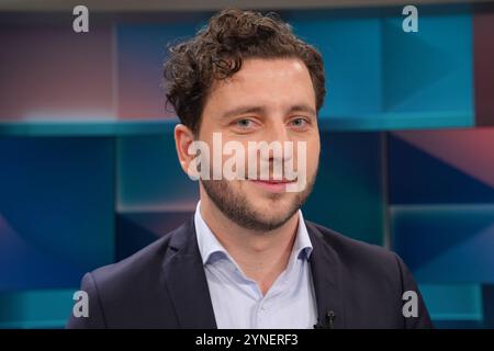 ARD Talkshow Hart aber Fair Felix Banaszak Gruene im Portrait bei der ARD Talkshow Hart aber Fair, Koeln, 25.11.2024 Koeln Nordrhein-Westfalen Deutschland *** ARD Talkshow Hart aber Fair Felix Banaszak Gruene in Ritratto sul talkshow ARD Hart aber Fair , Colonia, 25 11 2024 Colonia Nord Reno-Vestfalia Germania Foto Stock