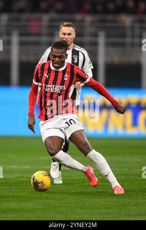 Rafael Leao dell'AC Milan durante la partita di serie A tra l'AC Milan e la Juventus allo Stadio Giuseppe Meazza il 23 novembre 2024 a Milano. Foto Stock