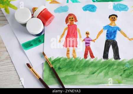 Disegno per bambini di una famiglia felice e provviste su un tavolo in legno, vista dall'alto Foto Stock