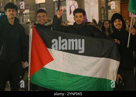 Oviedo, Spagna. 25 novembre 2024. Diversi ragazzi portano la bandiera della Palestina durante la manifestazione "lascia che la vergogna cambi schieramento”, il 25 novembre 2024, a Oviedo, in Spagna. (Foto di Alberto Brevers/Pacific Press) credito: Pacific Press Media Production Corp./Alamy Live News Foto Stock