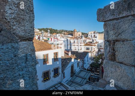 Un assaggio delle mura fortificate medievali del villaggio di Tossa de Mar, situato sulla splendida Costa Brava, a nord di Barcellona, in Spagna. Foto Stock
