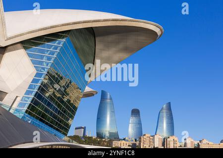 Il Deniz Mall (2020) progettato da Chapman Taylor a forma di fiore di loto costruito su un terreno bonificato dal Mar Caspio a Baku, Azerbaigian Foto Stock