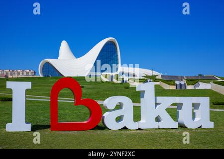 Il cartello "i Love Baku" all'esterno del Centro culturale Heydar Aliyev (2012) del premiato architetto Zaha Hadid (1950-2016) a Baku Azerbaigian Foto Stock