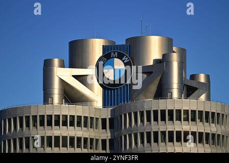 BMW Konzernzentrale mit BMW Logo,Markenemblem,Hochhaus,Doppelkegel, Unternehmenszentrale,BMW Museum,Gebaeude. Zentrale, Aussenaufnhame, Gebaeude, Hochhaus, Autobauer, Auto, Autos, Automobile, Hersteller, Autoindustrie, Premiummarke. *** Sede aziendale BMW con logo BMW, emblema del marchio, grattacielo, doppio cono, sede centrale, museo BMW, sede centrale, edificio, esterno, edificio, grattacielo, produttore di auto, auto, automobili, produttore, industria automobilistica, marchio premium Foto Stock