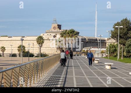 Civitavecchia, Italia - 13 novembre 2024: Vista sul lungomare con sullo sfondo lo storico forte Michelangelo Foto Stock