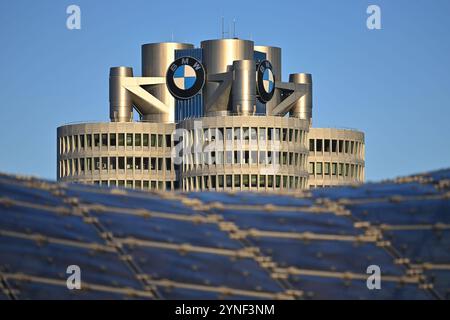 BMW Konzernzentrale mit BMW Logo,Markenemblem,Hochhaus,Doppelkegel, Unternehmenszentrale,BMW Museum,Gebaeude. Zentrale, Aussenaufnhame, Gebaeude, Hochhaus, Autobauer, Auto, Autos, Automobile, Hersteller, Autoindustrie, Premiummarke. *** Sede aziendale BMW con logo BMW, emblema del marchio, grattacielo, doppio cono, sede centrale, museo BMW, sede centrale, edificio, esterno, edificio, grattacielo, produttore di auto, auto, automobili, produttore, industria automobilistica, marchio premium Foto Stock