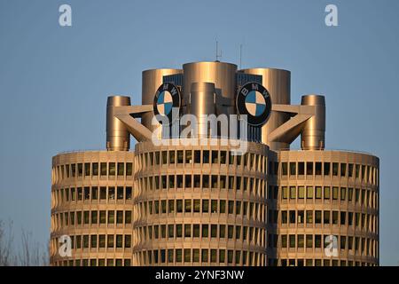 BMW Konzernzentrale mit BMW Logo,Markenemblem,Hochhaus,Doppelkegel, Unternehmenszentrale,BMW Museum,Gebaeude. Zentrale, Aussenaufnhame, Gebaeude, Hochhaus, Autobauer, Auto, Autos, Automobile, Hersteller, Autoindustrie, Premiummarke. *** Sede aziendale BMW con logo BMW, emblema del marchio, grattacielo, doppio cono, sede centrale, museo BMW, sede centrale, edificio, esterno, edificio, grattacielo, produttore di auto, auto, automobili, produttore, industria automobilistica, marchio premium Foto Stock