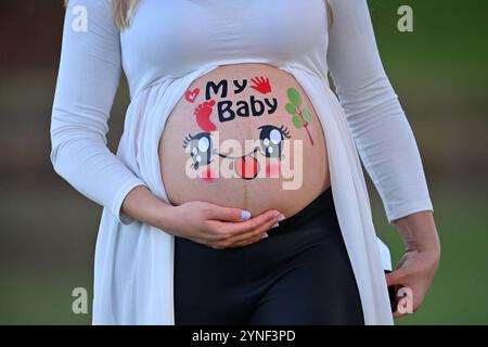 Schwangere Frau zeigt ihren nacken Baby Bauch, der mit bunten Aufklebern bedeckt ist. IL MIO BAMBINO *** donna incinta mostra il suo collo la pancia del bambino ricoperta di adesivi colorati IL MIO BAMBINO Foto Stock