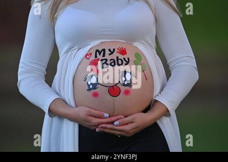 Schwangere Frau zeigt ihren nacken Baby Bauch, der mit bunten Aufklebern bedeckt ist. IL MIO BAMBINO *** donna incinta mostra il suo collo la pancia del bambino ricoperta di adesivi colorati IL MIO BAMBINO Foto Stock