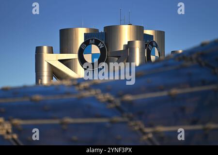 BMW Konzernzentrale mit BMW Logo,Markenemblem,Hochhaus,Doppelkegel, Unternehmenszentrale,BMW Museum,Gebaeude. Zentrale, Aussenaufnhame, Gebaeude, Hochhaus, Autobauer, Auto, Autos, Automobile, Hersteller, Autoindustrie, Premiummarke. *** Sede aziendale BMW con logo BMW, emblema del marchio, grattacielo, doppio cono, sede centrale, museo BMW, sede centrale, edificio, esterno, edificio, grattacielo, produttore di auto, auto, automobili, produttore, industria automobilistica, marchio premium Foto Stock