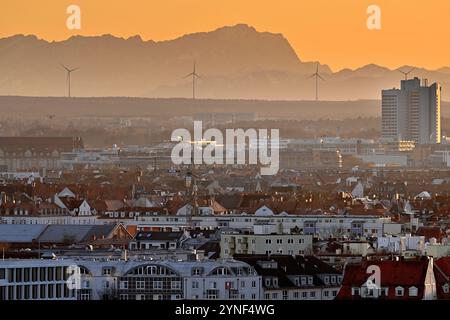 Monaco di Baviera, Germania. 25 novembre 2024. Città di Monaco, skyline di fronte allo Zugspitze, Alpi, montagne, Baviera, turbine eoliche, energia eolica, energie rinnovabili, ? Credito: dpa/Alamy Live News Foto Stock