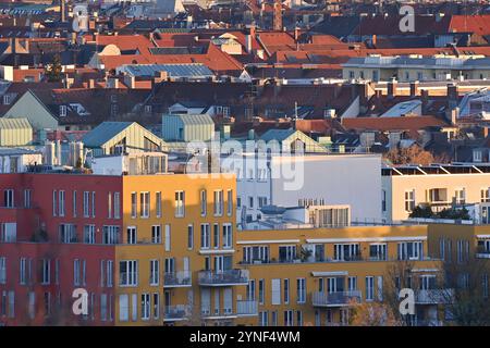 Monaco di Baviera, Germania. 25 novembre 2024. Appartamenti, vivere nella città di Monaco, vista città, vivere. ? Credito: dpa/Alamy Live News Foto Stock