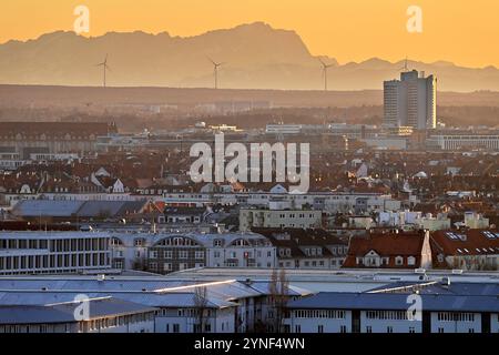 Monaco di Baviera, Germania. 25 novembre 2024. Città di Monaco, skyline di fronte allo Zugspitze, Alpi, montagne, Baviera, turbine eoliche, energia eolica, energie rinnovabili, ? Credito: dpa/Alamy Live News Foto Stock