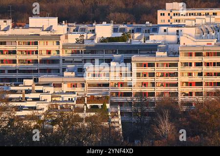 Monaco di Baviera, Germania. 25 novembre 2024. Appartamenti, vivere nella città di Monaco, vista città, vivere. ? Credito: dpa/Alamy Live News Foto Stock