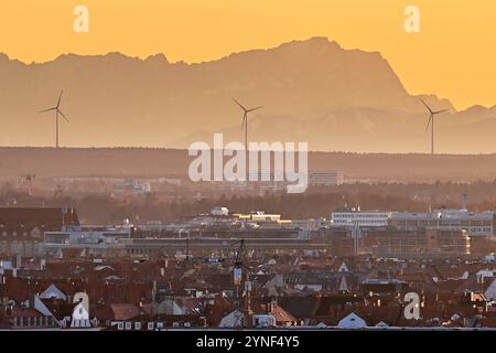 Monaco di Baviera, Germania. 25 novembre 2024. Città di Monaco, skyline di fronte allo Zugspitze, Alpi, montagne, Baviera, turbine eoliche, energia eolica, energie rinnovabili, ? Credito: dpa/Alamy Live News Foto Stock