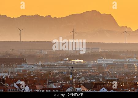 Monaco di Baviera, Germania. 25 novembre 2024. Città di Monaco, skyline di fronte allo Zugspitze, Alpi, montagne, Baviera, turbine eoliche, energia eolica, energie rinnovabili, ? Credito: dpa/Alamy Live News Foto Stock