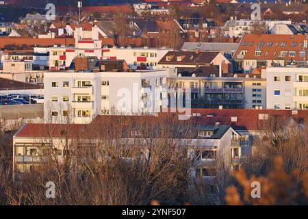 Monaco di Baviera, Germania. 25 novembre 2024. Appartamenti, vivere nella città di Monaco, vista sulla città, vivere? Credito: dpa/Alamy Live News Foto Stock