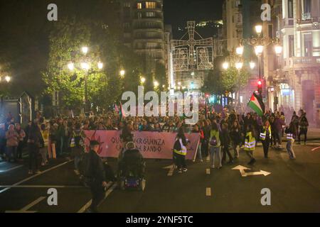 Oviedo, Asturie, Spagna. 25 novembre 2024. Oviedo, Spagna, 25 novembre 2024: Migliaia di persone si sono riunite per le strade di Oviedo durante la manifestazione "lascia che la vergogna cambi schieramento", il 25 novembre 2024, a Oviedo, Spagna. (Credit Image: © Alberto Brevers/Pacific Press via ZUMA Press Wire) SOLO PER USO EDITORIALE! Non per USO commerciale! Crediti: ZUMA Press, Inc./Alamy Live News Foto Stock