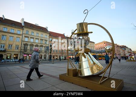 Varsavia, Polonia. 25 novembre 2024. Una donna passa davanti a una decorazione festosa nella città vecchia di Varsavia, Polonia, il 25 novembre 2024. Crediti: Jaap Arriens/Xinhua/Alamy Live News Foto Stock