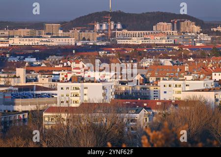 Monaco di Baviera, Germania. 25 novembre 2024. Appartamenti, vivere nella città di Monaco, vista sulla città, vivere? Credito: dpa/Alamy Live News Foto Stock