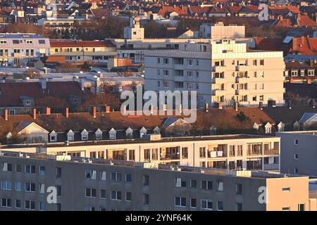 Monaco di Baviera, Germania. 25 novembre 2024. Appartamenti, vivere nella città di Monaco, vista sulla città, vivere? Credito: dpa/Alamy Live News Foto Stock