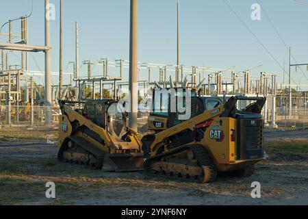 Solo per uso editoriale. St. Petersburg, Florida, Stati Uniti. 23 novembre 2024 veicoli da costruzione gialli in un cantiere. Sul lato del manto stradale temporaneo. Erba verde Foto Stock