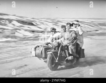 Foto in bianco e nero della seconda guerra mondiale i Granatieri tedeschi delle SS Panzer condividono una motocicletta e una Sidecar, che è ovviamente una foto di Propaganda durante il viaggio verso Kharkov Foto Stock