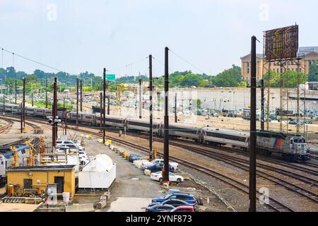 Treno del New Jersey Transit sulla linea Atlantic City che parte dalla stazione 30th Street di Philadelphia Foto Stock
