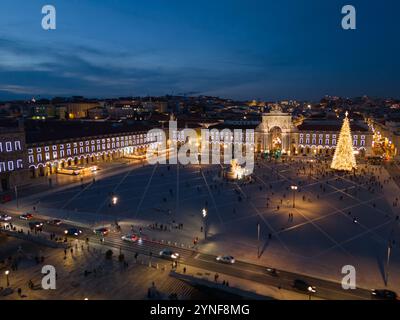 La città di Lisbona durante le vacanze di Natale di notte. Commerce Plaza e albero di Natale. Portogallo. Vista aerea Foto Stock