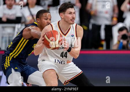 Heidelberg, Germania. 25 novembre 2024. v.li.: Melwin Pantzar (Svensk Basket, 19), David Krämer (Deutschland, CB 1939 Canarias/ESP, 44), Zweikampf, Spielszene, Duell, duello, tackle, Tackling, Dynamik, azione, Aktion, 25.11.2024, Heidelberg (Deutschland), pallacanestro, EM-Qualifikation, Deutschland - Schweden credito: dpa/Alamy Live News Foto Stock