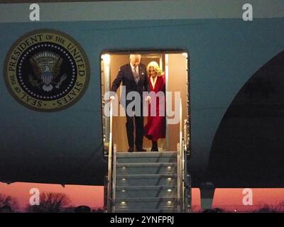 Queens, New York, Stati Uniti. 25 novembre 2024. Queens New York, 25 novembre 2024. Il Presidente Joe Biden e la First Lady Jill Biden. Arrivano all'aeroporto John F. Kennedy per festeggiare. Amicizia con il guardiano della costa degli Stati Uniti presso la base della guardia costiera di Fort Wadsworth a Staten Island N.Y. (immagine di credito: © Bruce Cotler/ZUMA Press Wire) SOLO PER USO EDITORIALE! Non per USO commerciale! Foto Stock