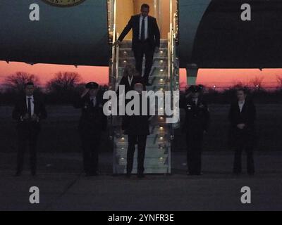 Queens, New York, Stati Uniti. 25 novembre 2024. Queens New York, 25 novembre 2024. Il Presidente Joe Biden e la First Lady Jill Biden. Arrivano all'aeroporto John F. Kennedy per festeggiare. Amicizia con il guardiano della costa degli Stati Uniti presso la base della guardia costiera di Fort Wadsworth a Staten Island N.Y. (immagine di credito: © Bruce Cotler/ZUMA Press Wire) SOLO PER USO EDITORIALE! Non per USO commerciale! Foto Stock