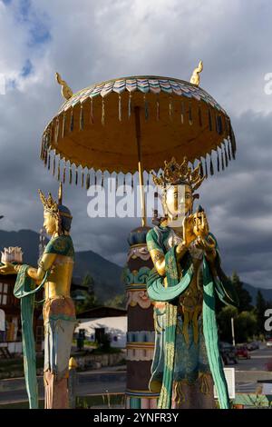 Statue di dio donna d'oro alla rotonda di Thimphu, Bhutan. Foto Stock