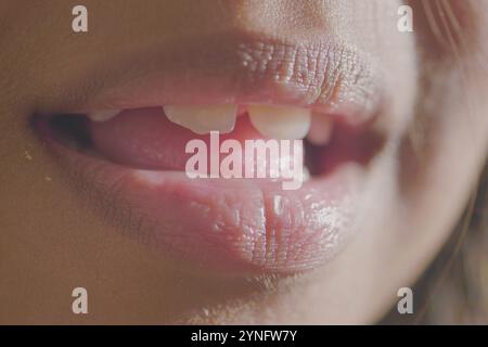 A Closeup of a Childs Joyful Smile illustrato con sottili dettagli ed effetti di illuminazione Foto Stock