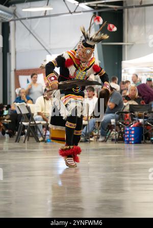 Ballerino tradizionale di pow wow che danzava verso la telecamera all'ultima occasione Pow Wow a Helena, Montana. Foto Stock