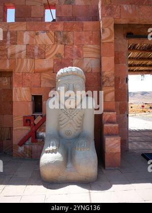 Tiwanaku, la Paz, Bolivia - 15 settembre 2022: Monolite all'ingresso delle rovine di Tiwanaku, un'antica meraviglia archeologica risalente al 1500 a.C. Foto Stock