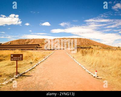 Strada con pietre bianche che conduce alla 'Piramide Akapanaa' secondo un piccolo cartello che indica che il percorso e la 'porta del Sole', in un giorno di sole nella B Foto Stock