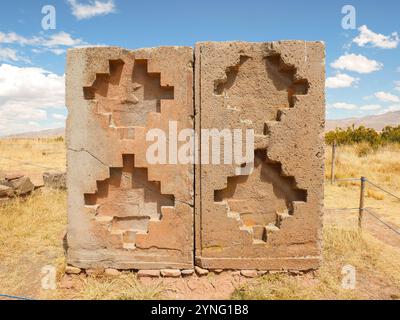 Scultura in pietra raffigurante la Croce andina nel sito archeologico di Tiwanaku vicino a la Paz, Bolivia Foto Stock