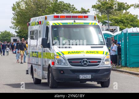 Ambulanza di St John su richiesta alla Christmas Show Parade, Canterbury A&P Showgrounds, Wigram, Christchurch (Ōtautahi), Canterbury, nuova Zelanda Foto Stock