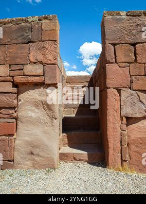 Scale d'ingresso al tempio di Kalasasaya, un importante sito archeologico precolombiano a Tiwanaku, Bolivia Foto Stock