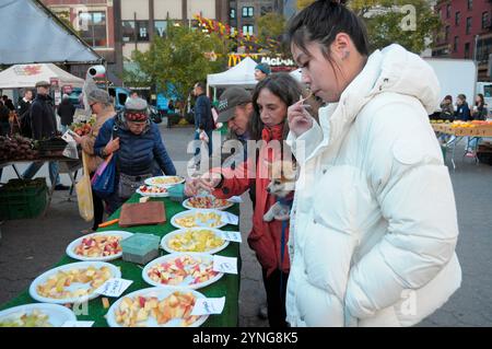 New York, Stati Uniti. 25 novembre 2024. La gente assaggia le mele al Union Square Greenmarket di Union Square, Manhattan, New York City. (Foto di Jimin Kim/SOPA Images/Sipa USA) credito: SIPA USA/Alamy Live News Foto Stock