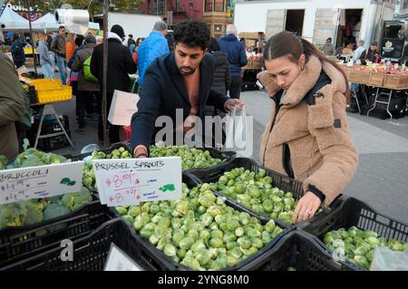 New York, Stati Uniti. 25 novembre 2024. I clienti scelgono i cavoletti di bruxelles al Union Square Greenmarket di Union Square, Manhattan, New York City. (Foto di Jimin Kim/SOPA Images/Sipa USA) credito: SIPA USA/Alamy Live News Foto Stock