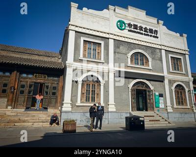 Pechino, Cina - 23 ottobre 2024: La vista sulla strada della Agricultural Bank of China a Gubei Water Town. Foto Stock