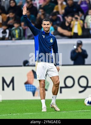 Al Khor, Qatar. 25 novembre 2024. Cristiano Ronaldo dell'al Nassr FC gesta i tifosi durante il riscaldamento prima della partita di calcio d'élite della AFC Champions League tra l'al Gharafa SC del Qatar e l'al Nassr FC dell'Arabia Saudita all'al-Bayt Stadium di al Khor, Qatar, il 25 novembre 2024. Crediti: Nikku/Xinhua/Alamy Live News Foto Stock