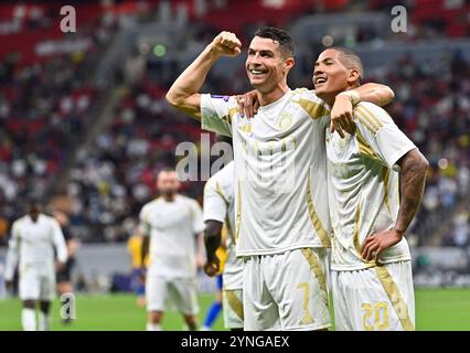 Al Khor, Qatar. 25 novembre 2024. Cristiano Ronaldo (L) dell'al Nassr FC festeggia dopo aver segnato il gol di apertura durante la partita di calcio d'élite della AFC Champions League tra l'al Gharafa SC del Qatar e l'al Nassr FC dell'Arabia Saudita all'al-Bayt Stadium di al Khor, Qatar, il 25 novembre 2024. Crediti: Nikku/Xinhua/Alamy Live News Foto Stock