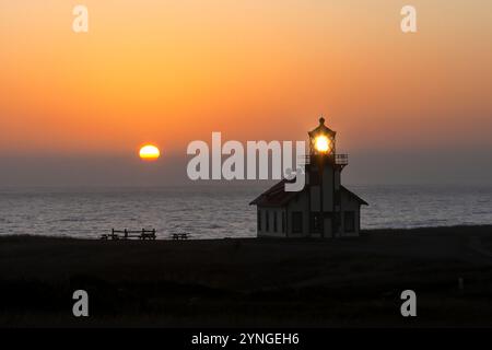 La lente Fresnel di 3° ordine della stazione di luce Point Cabrillo fu illuminata per la prima volta il 10 giugno 1909. Il faro e i guardiani della luce risiedono Foto Stock