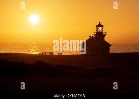 La lente Fresnel di 3° ordine della stazione di luce Point Cabrillo fu illuminata per la prima volta il 10 giugno 1909. Il faro e i guardiani della luce risiedono Foto Stock